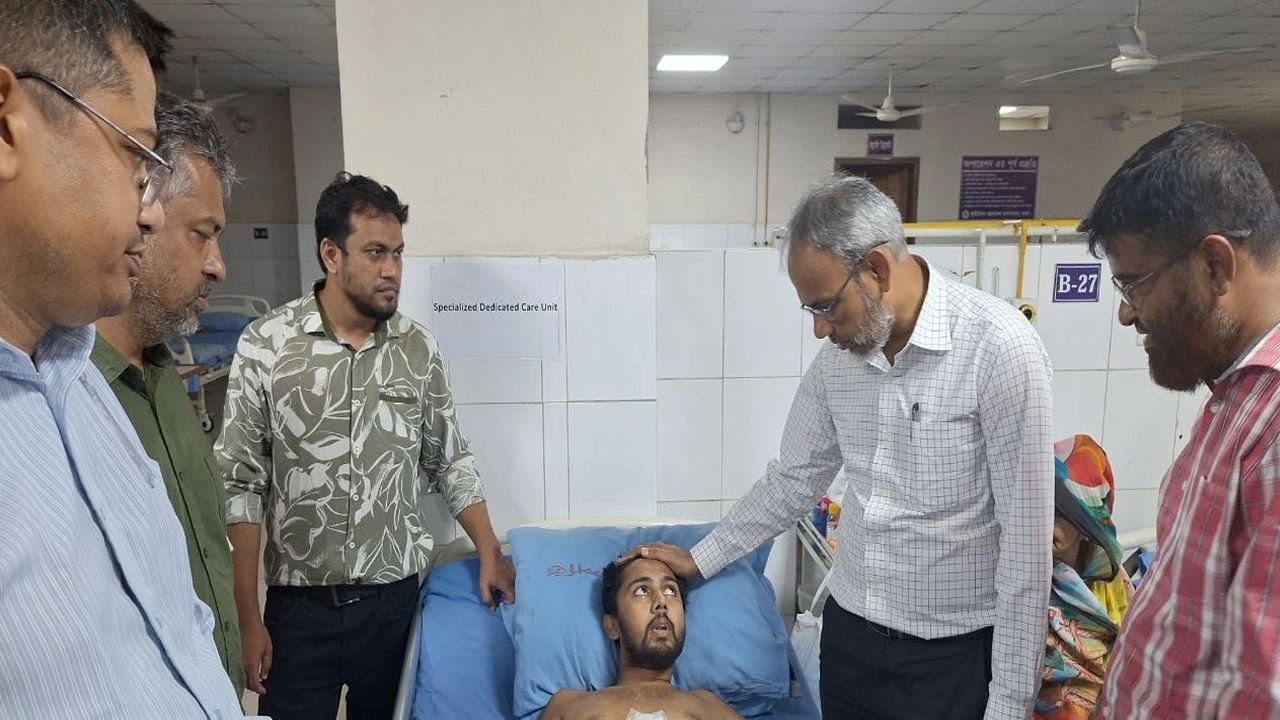 ছাত্র-জনতার আন্দোলনের সময় আহতদের শারীরিক অবস্থা ও চিকিৎসার খোঁজ-খবর নিতে রাজধানীর কুর্মিটোলা জেনারেল হাসপাতালে যান ডা. রফিক। ছবি : কালবেলা