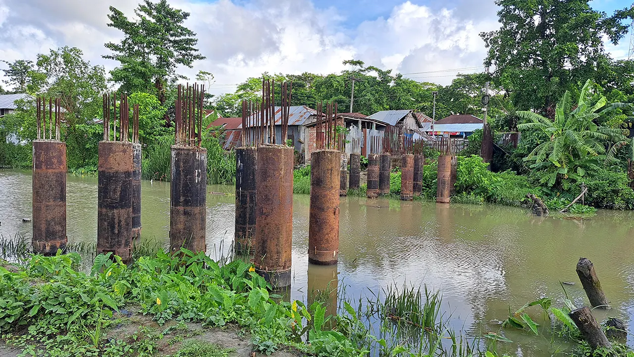 পিরোজপুরের মঠবাড়িয়া উপজেলার বাইশকুড়া বাজার থেকে তেঁতুলতলা সংযোগ সড়কের সেতু। ছবি : কালবেলা
