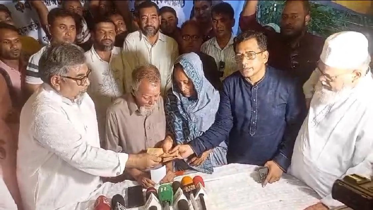 গোপালগঞ্জ জেলার বিভিন্ন স্থানে ছাত্র-গণঅভ্যুত্থানে ঢাকায় পুলিশের গুলিতে নিহতদের কবর জিয়ারত ও তাদের পরিবারকে আর্থিক সহায়তা করেন এমরান সালেহ প্রিন্স। ছবি : কালবেলা