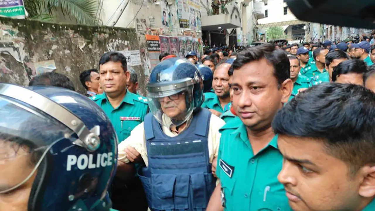 ওয়ার্কার্স পার্টির সভাপতি রাশেদ খান মেননকে আদালতে নেওয়া হচ্ছে। ছবি : সংগৃহীত