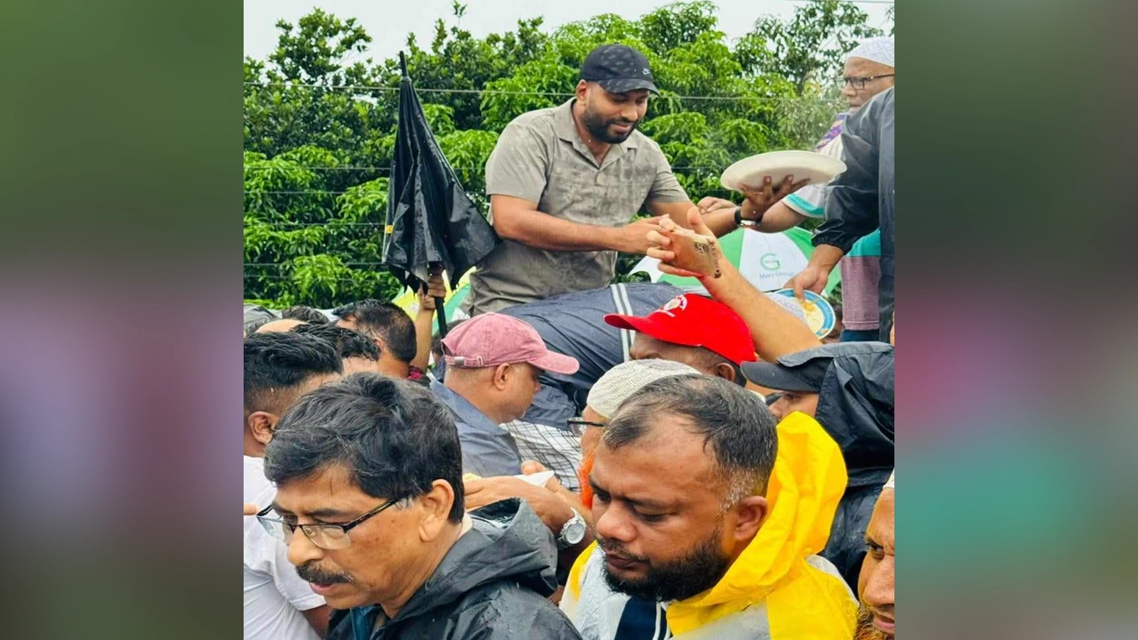 কুমিল্লায় বন্যাদুর্গতদের বিভিন্নভাবে সহযোগিতা করছেন যুবদলের নেতাকর্মীরা। ছবি : কালবেলা