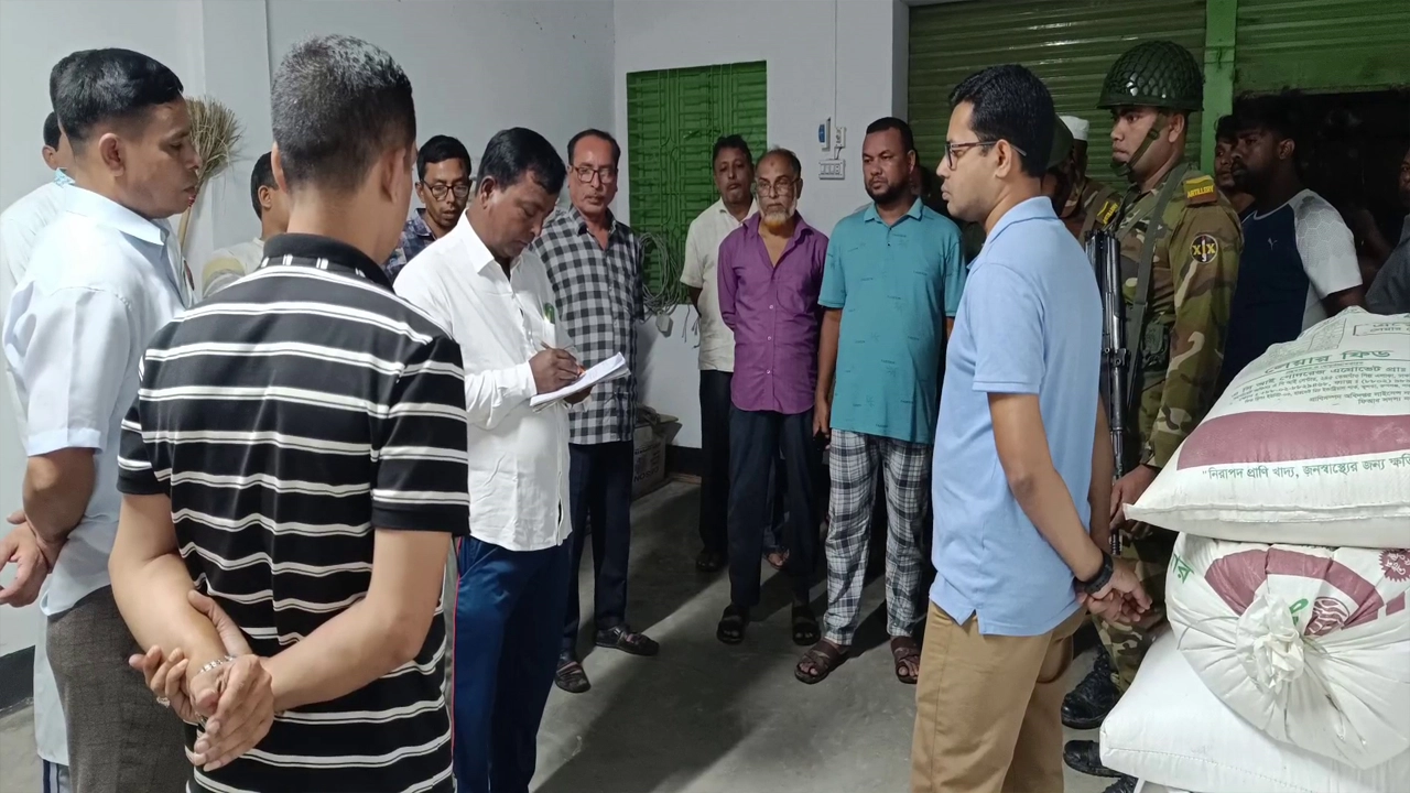 অভিযান চালিয়ে সরকারি চাল জব্দ করে প্রশাসন। ছবি : কালবেলা