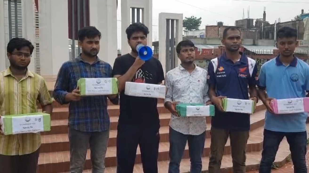 বন্যার্তদের সহযোগিতায় ফান্ড সংগ্রহ করছেন কুবি শিক্ষার্থীরা। ছবি : কালবেলা