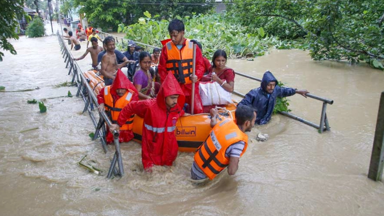 ত্রিপুরায় বন্যায় আটকে পড়াদের নিরাপদ স্থানে নিয়ে যাচ্ছেন উদ্ধারকর্মীরা। ছবি : সংগৃহীত