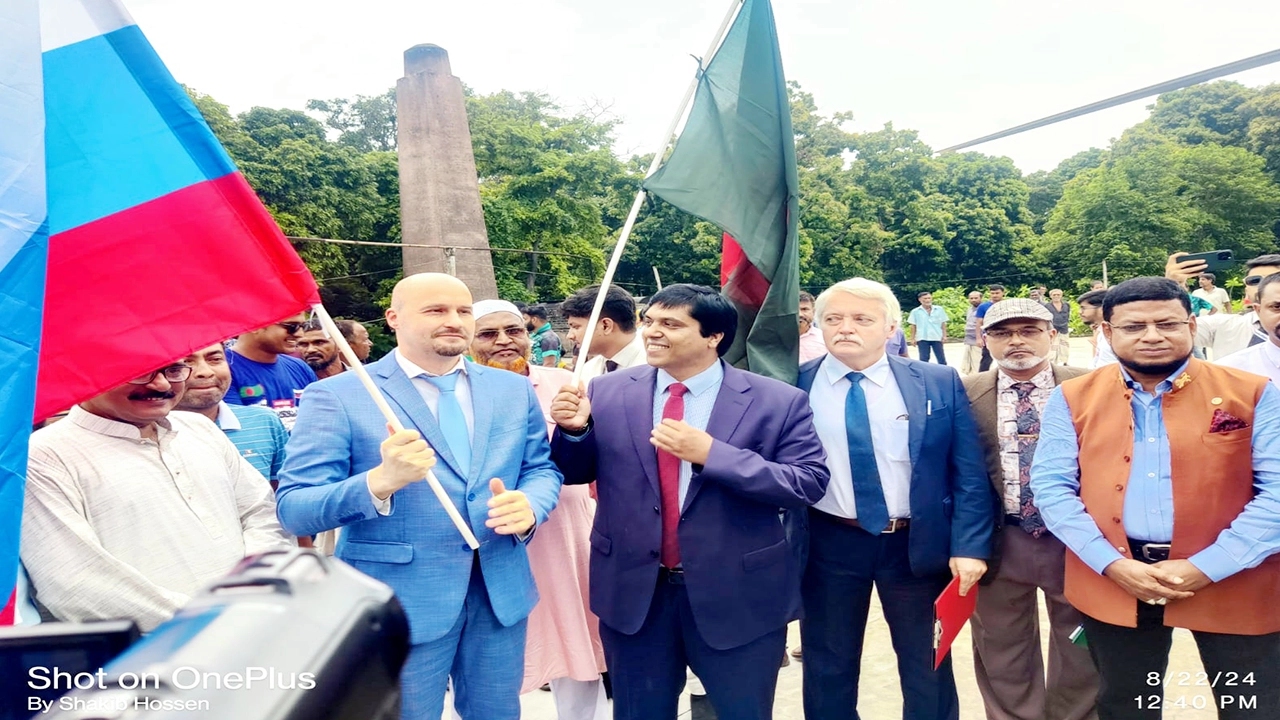 পাবনার ঈশ্বরদী উপজেলায় রাশিয়ান পতাকা দিবসের আয়োজন করে স্টুডেন্টস অ্যান্ড অ্যালমনাই অ্যাসোসিয়েশন অব বাংলাদেশ অ্যান্ড ফ্রেন্ডস অব রাশিয়া। ছবি : কালবেলা