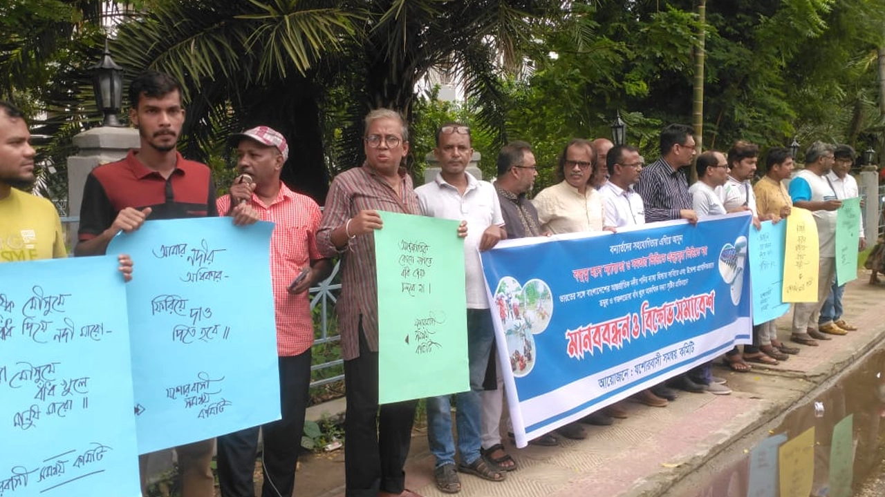 যশোরবাসী সমন্বয় কমিটির মানববন্ধন। ছবি : কালবেলা