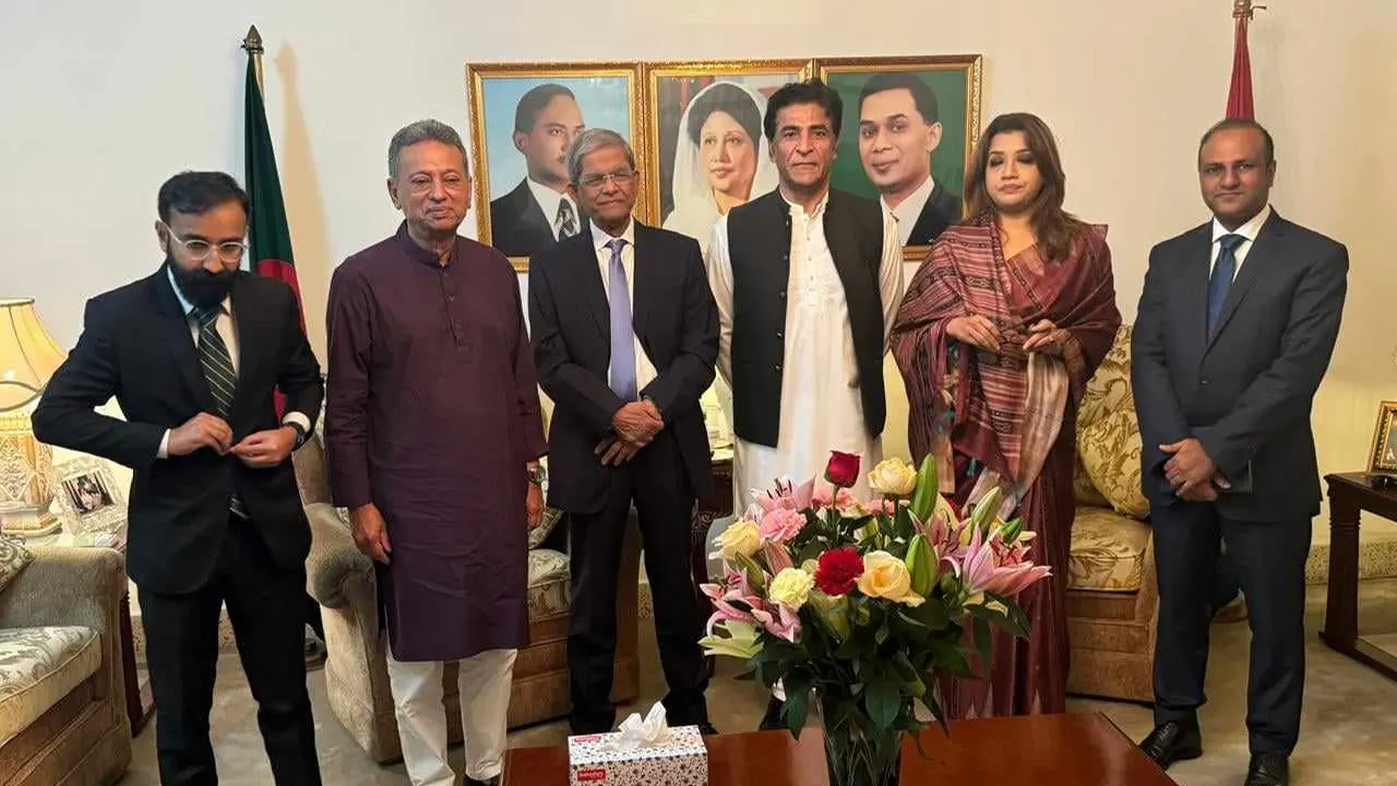 বিএনপি মহাসচিব মির্জা ফখরুল ইসলাম আলমগীরের সঙ্গে পাকিস্তানের হাইকমিশনার সৈয়দ আহমদ মারুফ। ছবি: কালবেলা