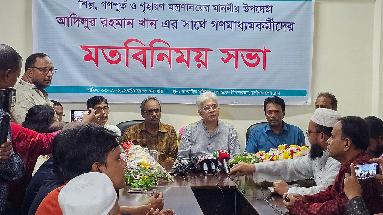 মুন্সীগঞ্জে সাংবাদিকদের সঙ্গে আলাপকালে শিল্প উপদেষ্টা আদিলুর রহমান খান। ছবি : কালবেলা