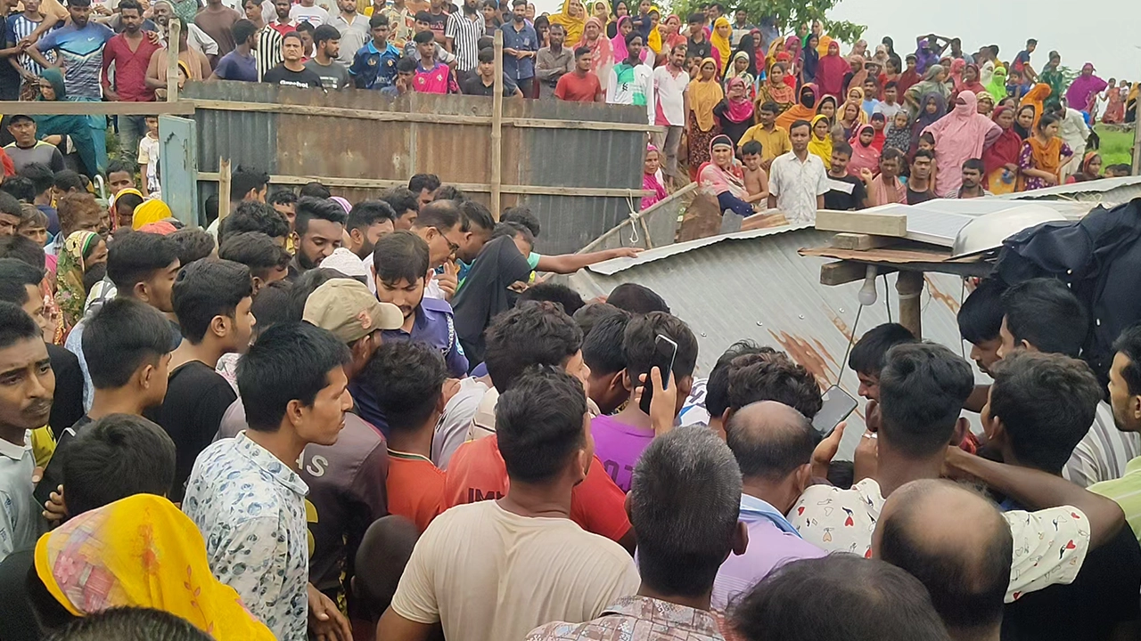 সিরাজগঞ্জ পৌর এলাকার চর মালশাপাড়া মহল্লার ৩ নম্বর ক্রসবার বাঁধের ১ নম্বর টাওয়ারের কাছে হত্যার ঘটনাস্থলে উৎসুক জনতার ভিড়। ছবি : কালবেলা