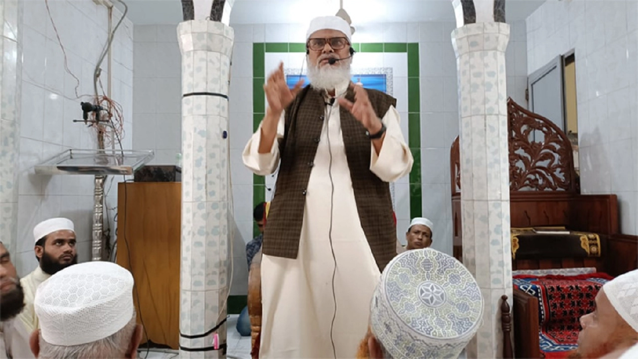 চট্টগ্রামের হালিশহরে হজরত উসমান (রা.) জামে মসজিদে জুমার নামাজের আগে মুসল্লিদের উদ্দেশে বক্তব্য দেন ধর্ম উপদেষ্টা। ছবি : সংগৃহীত
