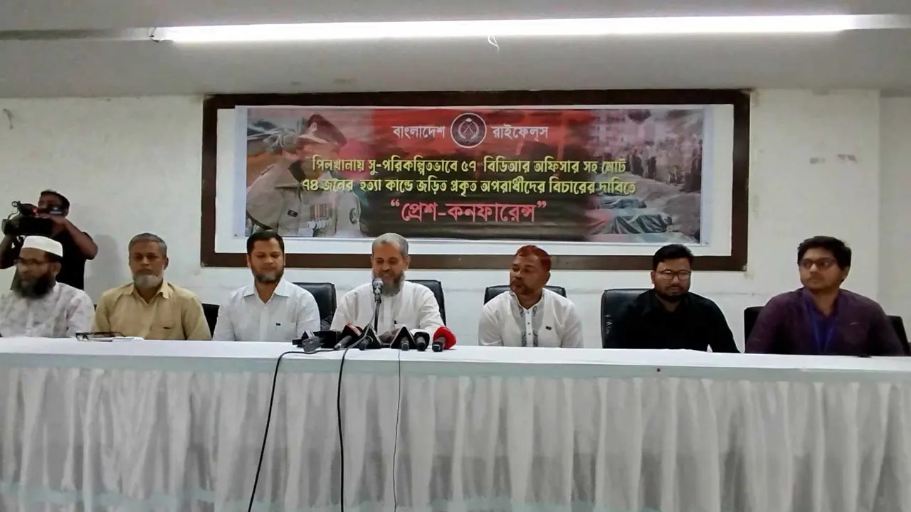 প্রেস ক্লাবের আব্দুস সালাম হলে সংবাদ সম্মেলনে সাবেক জোয়ানরা। ছবি : কালবেলা