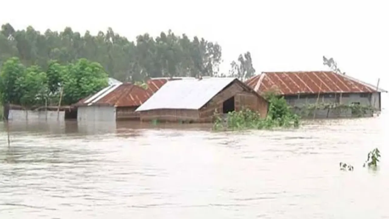বন্যার পানিতে তলিয়ে গেছে বাড়িঘর। ছবি : সংগৃহীত