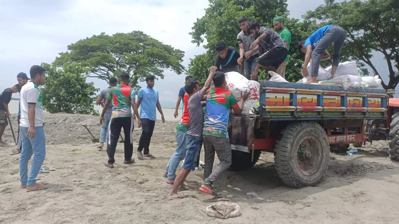 মতলব উত্তরের মেঘনা ধনাগোদা সেচ প্রকল্প বেড়িবাঁধ সংস্কার করেন বিভিন্ন স্বেচ্ছাসেবী সংগঠনের কর্মী ও ছাত্র-জনতা। ছবি : কালবেলা