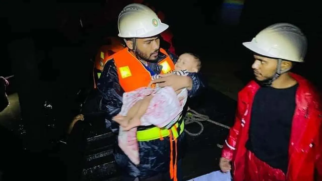 উদ্ধার কার্যক্রমে রেড ক্রিসেন্ট সোসাইটির যুব স্বেচ্ছাসেবকরা। ছবি : কালবেলা
