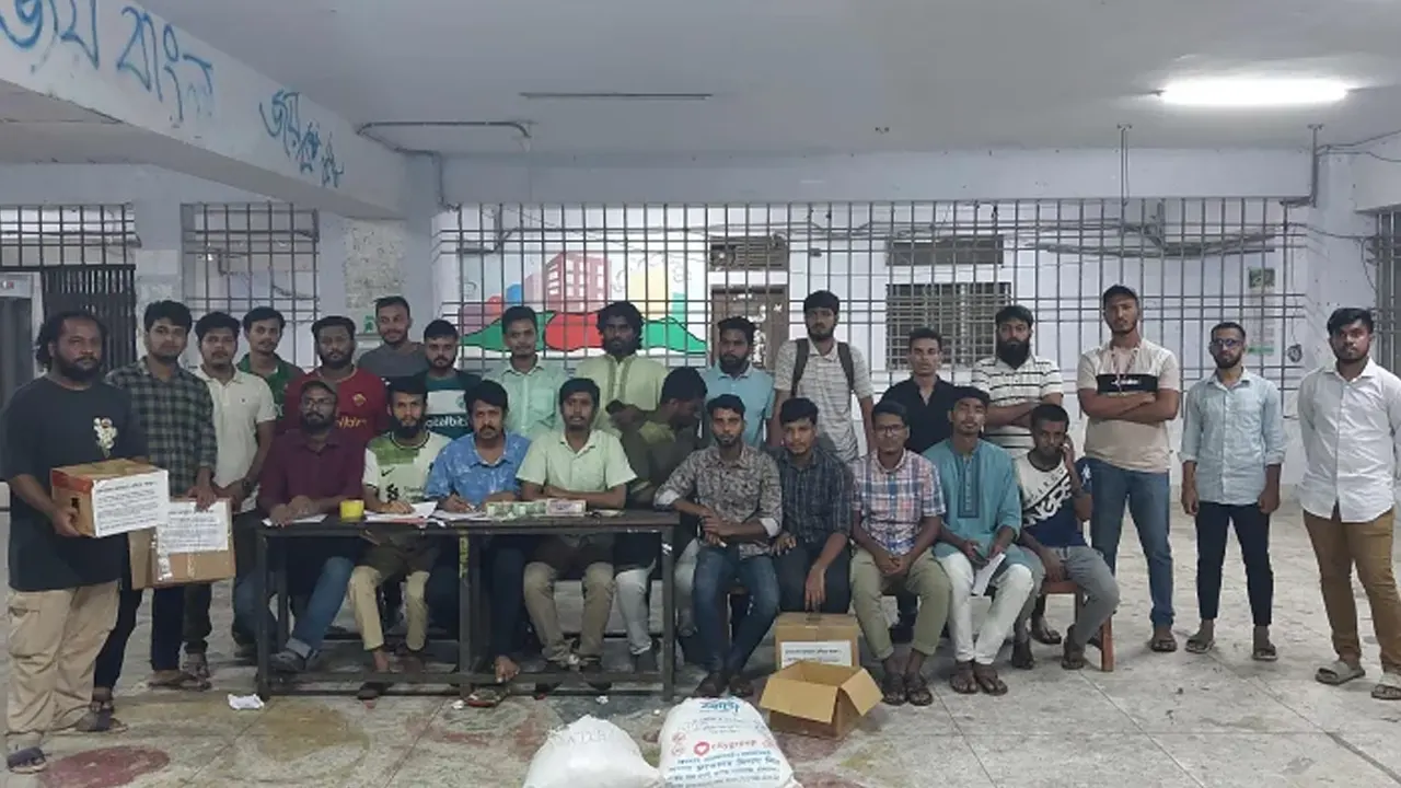ত্রাণ সংগ্রহ করছেন জগন্নাথ বিশ্ববিদ্যালয়ের শিক্ষার্থীরা। ছবি : সংগৃহীত