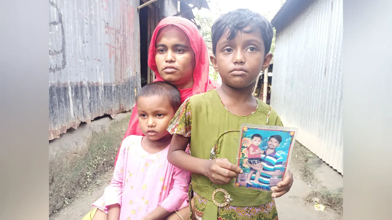বাবার ছবি হাতে নিয়ে মেয়ে মরিয়ম ও শিহাব উদ্দিনের পরিবার। ছবি : কালবেলা