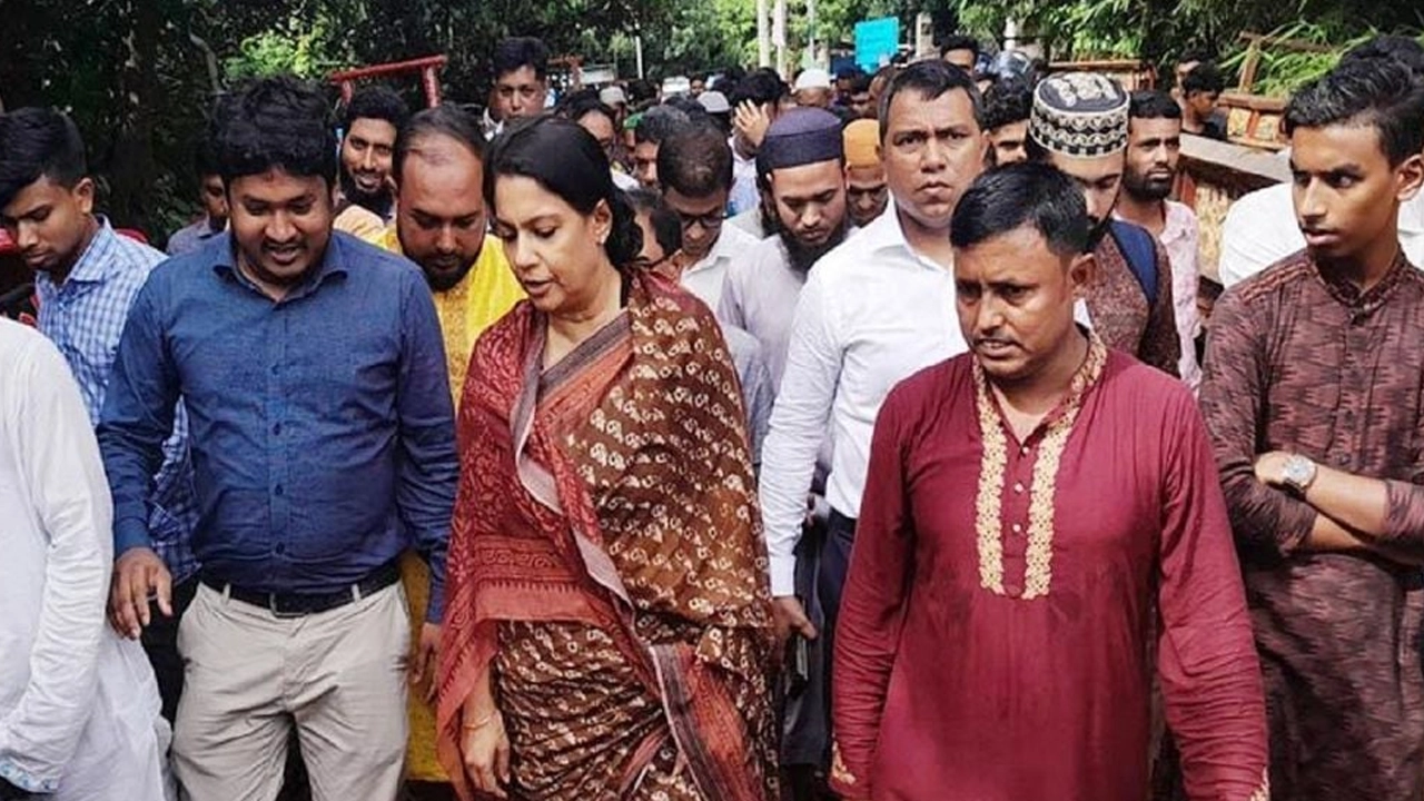 বন্যাকবলিত বিভিন্ন এলাকা পরিদর্শনকালে সৈয়দা রিজওয়ানা হাসান। ছবি : সংগৃহীত