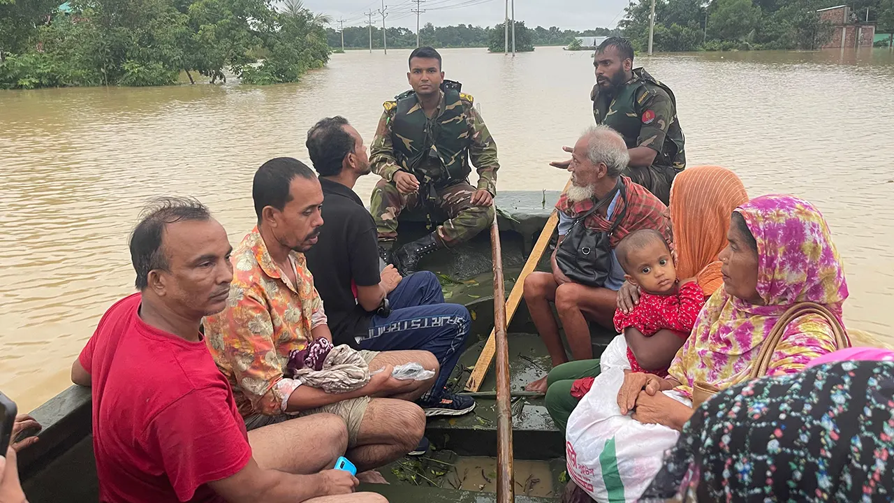 বন্যাদুর্গতদের উদ্ধার করে নিরাপদ আশ্রয়ে নিয়ে যাচ্ছেন সেনা সদস্যরা। ছবি : কালবেলা