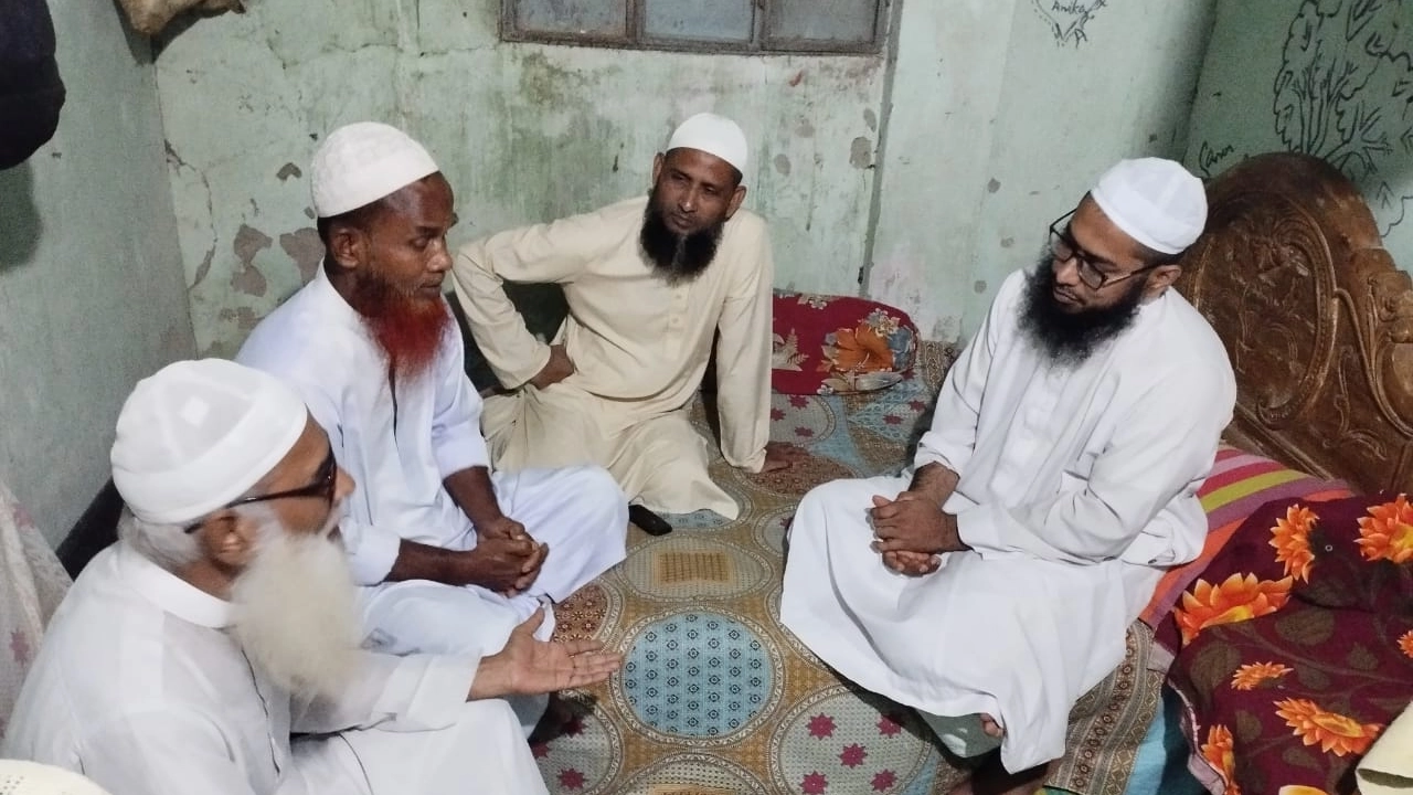 শহীদ পরিবারের সঙ্গে সাক্ষাতে হেফাজতে ইসলাম বাংলাদেশ। ছবি : কালবেলা