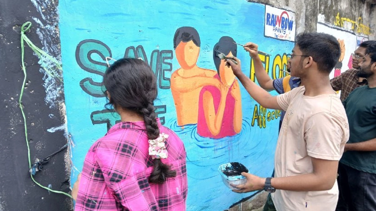 বন্যা দুর্গতদের সহায়তায় ঢাকার দেয়ালে দেয়ালে গ্রাফিতি আঁকছেন শিক্ষার্থীরা। ছবি : কালবেলা