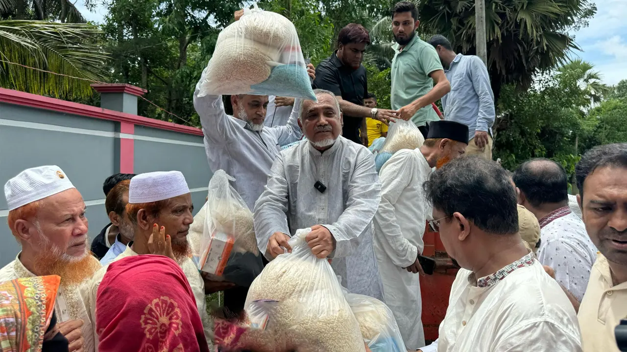 ত্রাণ বিতরণ করছেন বাংলাদেশ জামায়াতে ইসলামীর নায়েবে আমির ডা. সৈয়দ আব্দুল্লাহ মো. তাহের। ছবি : কালবেলা