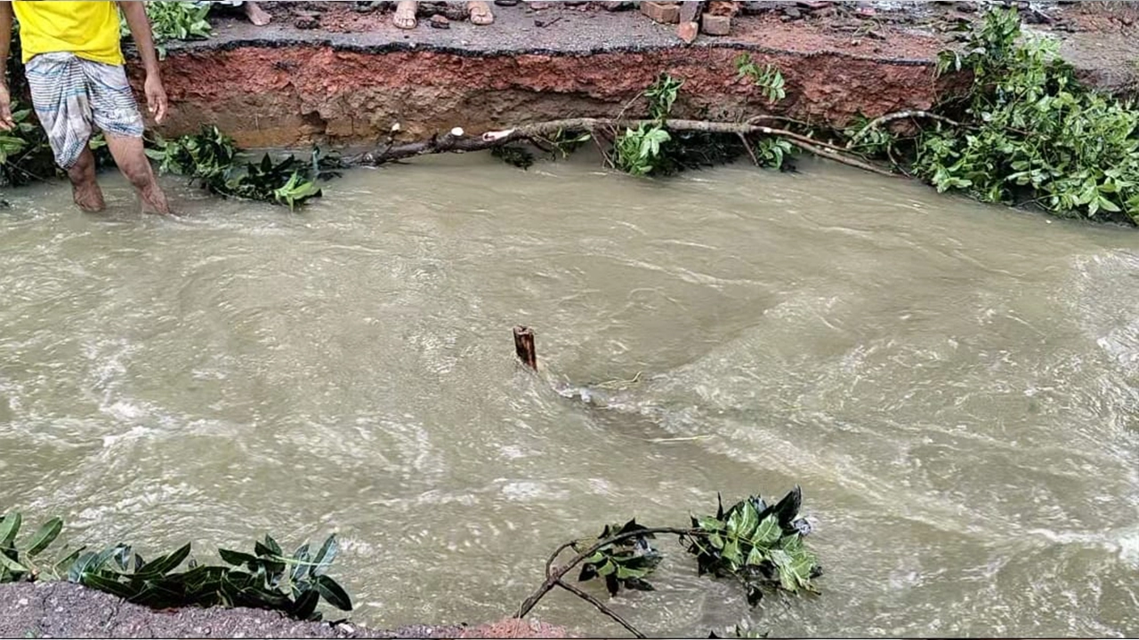 সড়ক ভেঙে কসবা-কুমিল্লা যোগাযোগ বিচ্ছিন্ন। ছবি : কালবেলা