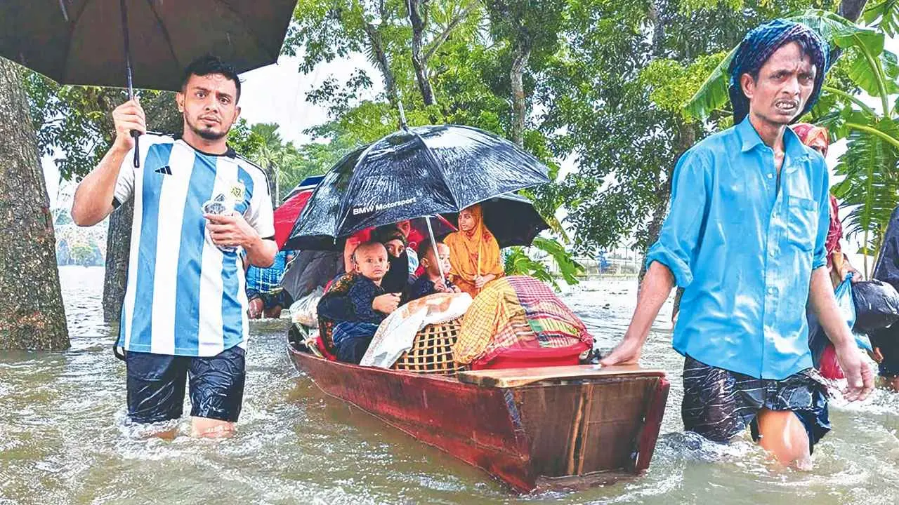 বন্যার্তদের  নিরাপদ স্থানে সরিয়ে নেওয়া হচ্ছে। ছবি : সংগৃহীত