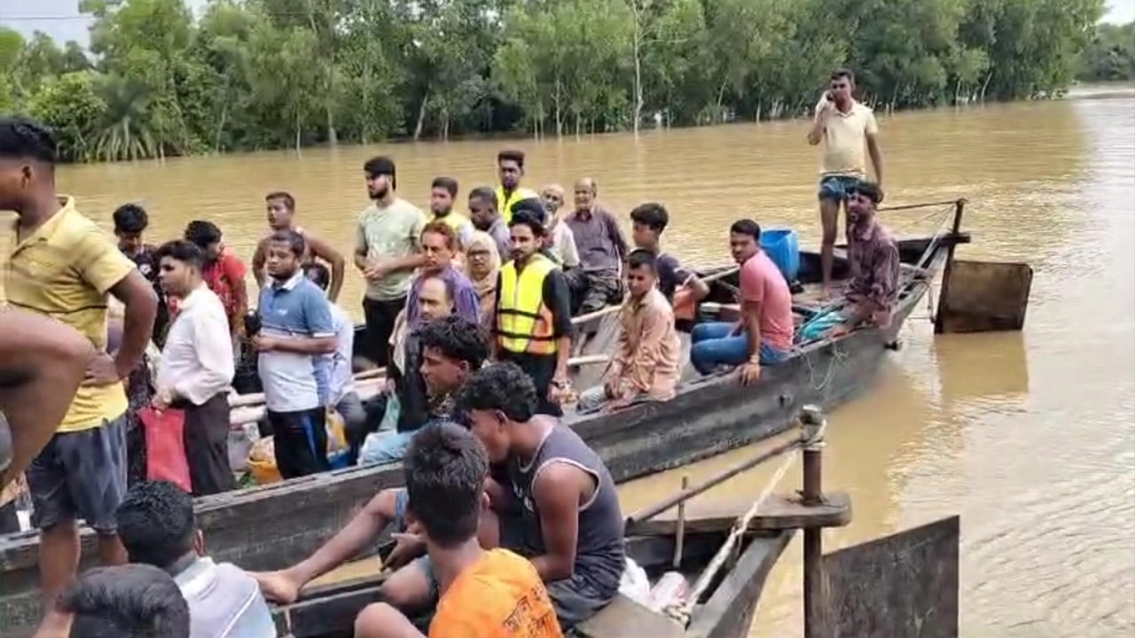 ব্রাহ্মণবাড়িয়ার কসবায় ত্রাণ দিতে গিয়েও গুনতে হচ্ছে অতিরিক্ত নৌকা ভাড়া। ছবি : কালবেলা