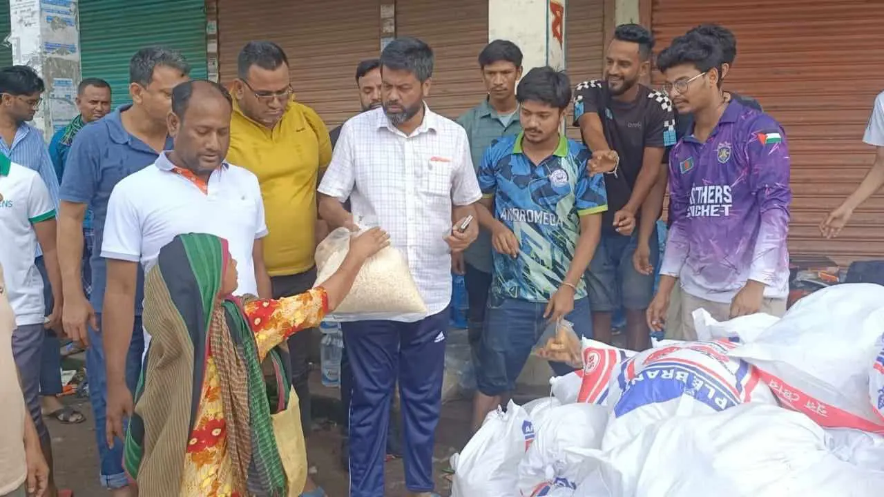বাংলাদেশ জাতীয়তাবাদী দলের নেতা রফিকুল আলম মজনু ত্রাণসামগ্রী বিতরণ করেছেন। ছবি : কালবেলা