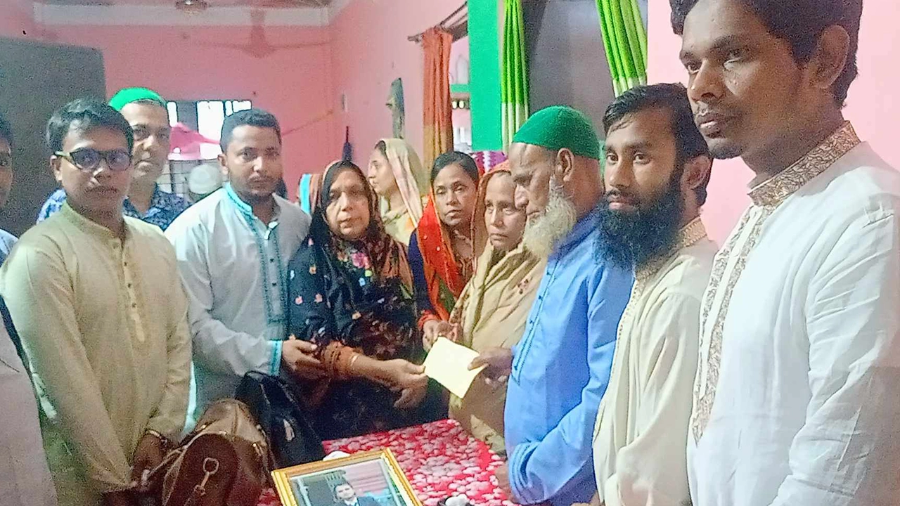 বৈষম্যবিরোধী ছাত্র আন্দোলনে নিহত কবি নজরুল সরকারি কলেজের চার শিক্ষার্থীর পরিবারকে আর্থিক সহায়তা প্রদান করেছে কলেজ প্রশাসন। ছবি : কালবেলা