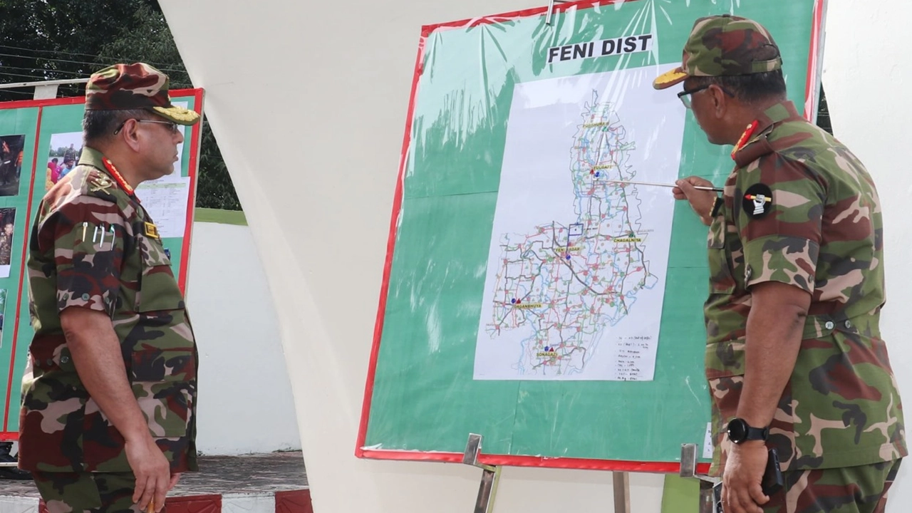 কুমিল্লা সেনানিবাসে বন্যা পরিস্থিতি মোকাবিলায় সেনাবাহিনীর বিভিন্ন কার্যক্রম সম্পর্কে বাহিনীর প্রধান জেনারেল ওয়াকার-উজ-জামানকে জানানো হয়। ছবি : আইএসপিআর