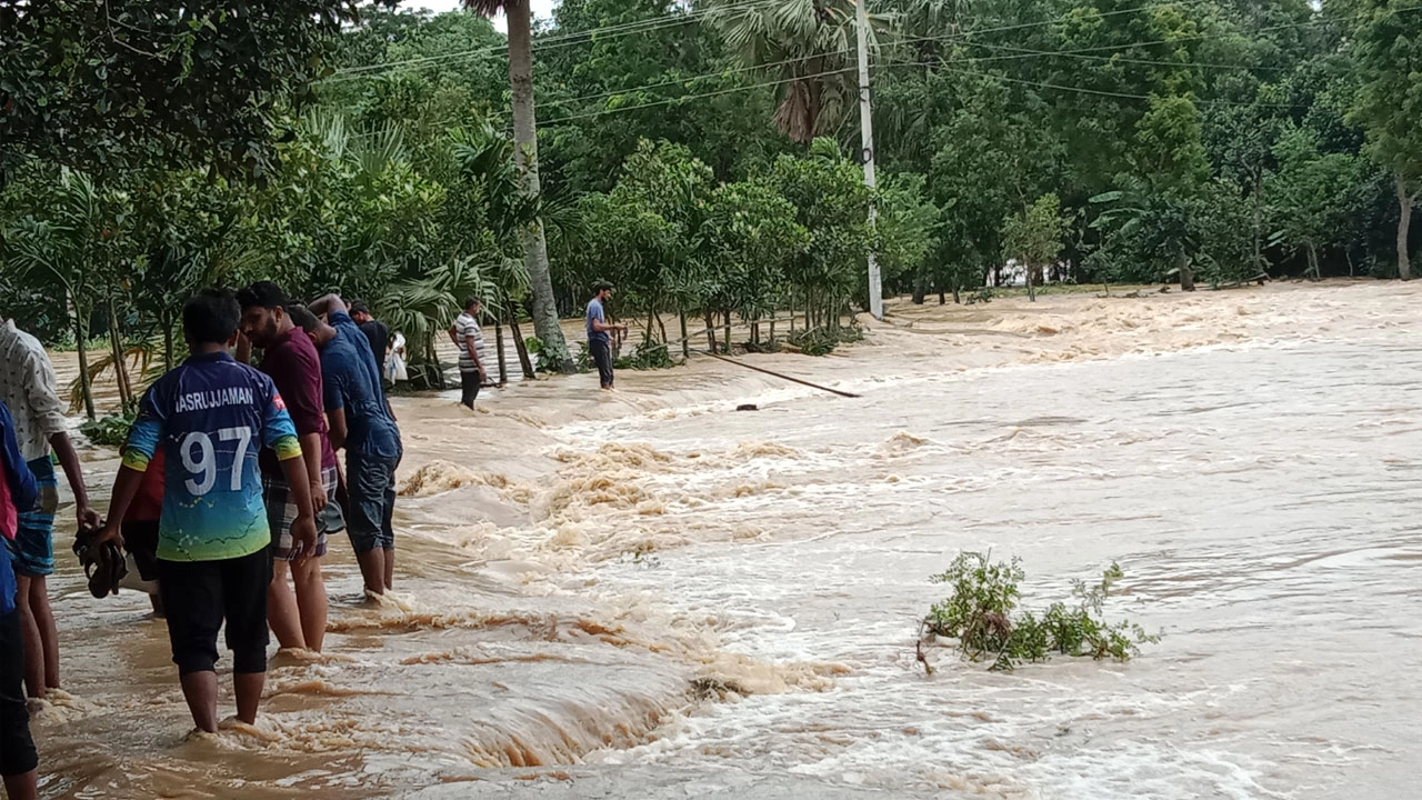 গোমতীত পানি বেড়ে প্লাবিত লোকালয়। ছবি : সংগৃহীত
