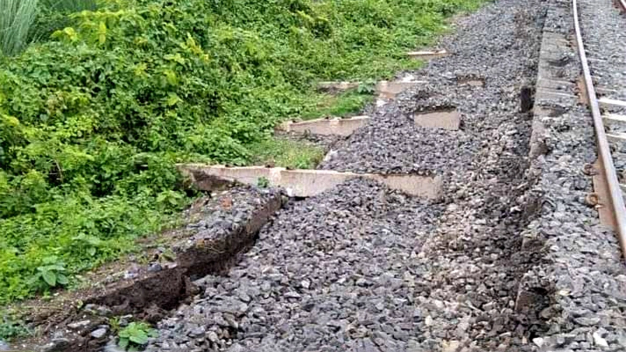 দেবে গেছে রেললাইন। ছবি : সংগৃহীত