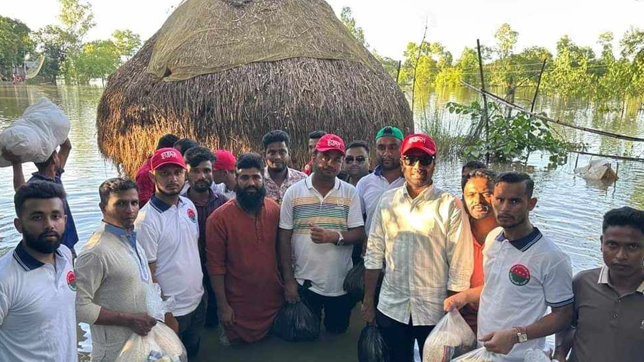 হবিগঞ্জে বন্যাদুর্গতদের পাশে ছাত্রদল। ছবি : কালবেলা