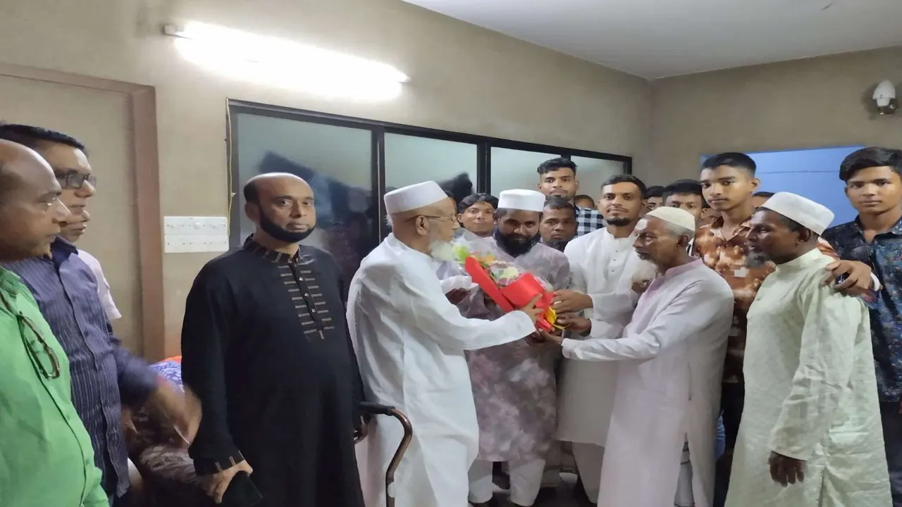 বাংলাদেশ এলডিপিতে যোগ দেওয়ার সময় নেতাকর্মীরা। ছবি : কালবেলা