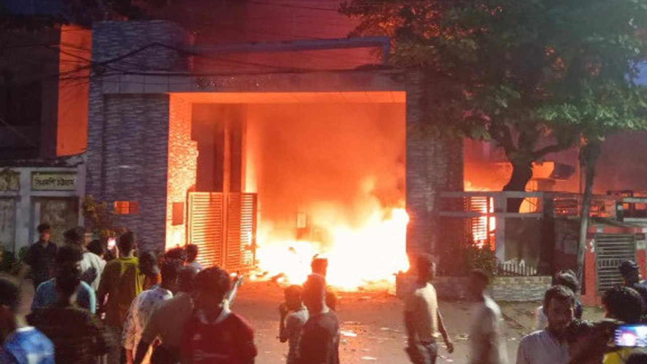 বৈষম্যবিরোধী ছাত্র আন্দোলনের সময় চট্টগ্রামের কোতোয়ালি থানায় আগুন। ছবি : সংগৃহীত