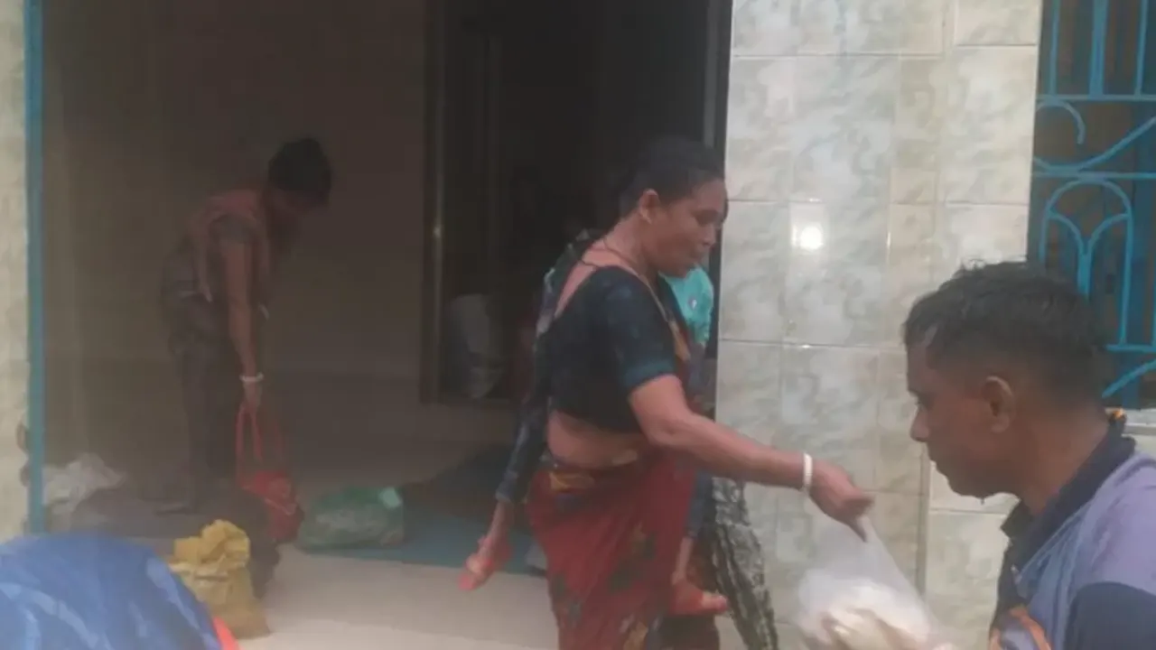 মসজিদে আশ্রয় নিয়েছেন বন্যার্ত সনাতন ধর্মাবলম্বীরা। ছবি : সংগৃহীত