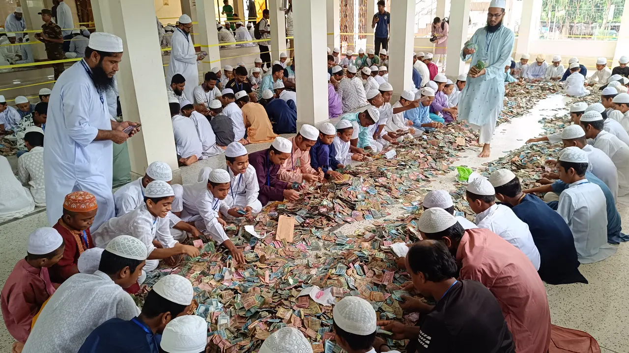 পাগলা মসজিদের টাকা গণনা করছেন মাদ্রাসার ছাত্ররা। পুরোনো ছবি