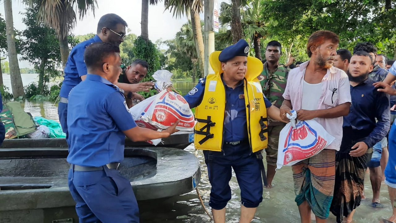বন্যাদুর্গত মানুষকে সহযোগিতার লক্ষ্যে ত্রাণ সামগ্রী বিতরণ, চিকিৎসা সেবা ও উদ্ধার তৎপরতা অব্যাহত রেখেছে পুলিশ। ছবি : সংগৃহীত