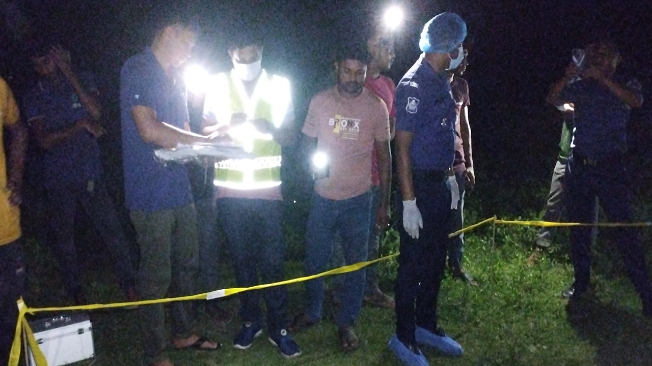 পার্বতীপুর রেলওয়ে থানার ক্রাইমসিন ইউনিট ঘটনাস্থলে নিহতের লাশ উদ্ধার করে। ছবি : কালবেলা