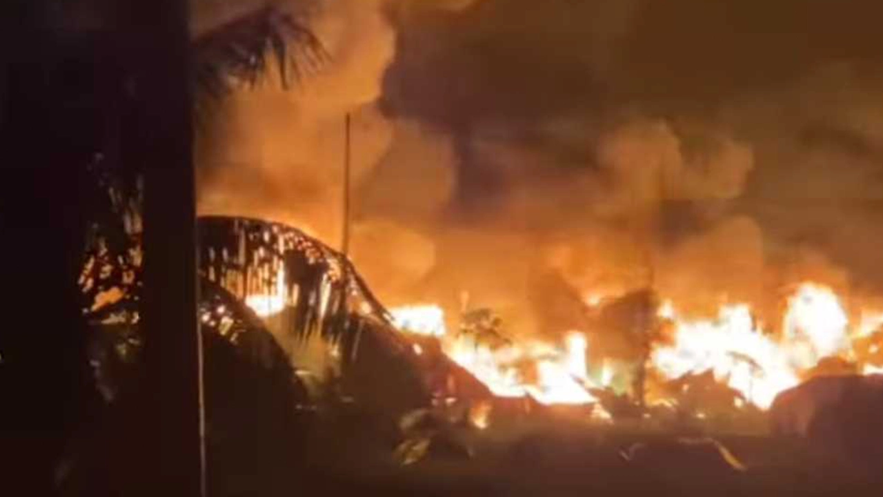 আশুলিয়ায় ভয়াবহ অগ্নিকাণ্ডের পুড়ে যায় ঝুটের গোডাউন। ছবি : কালবেলা