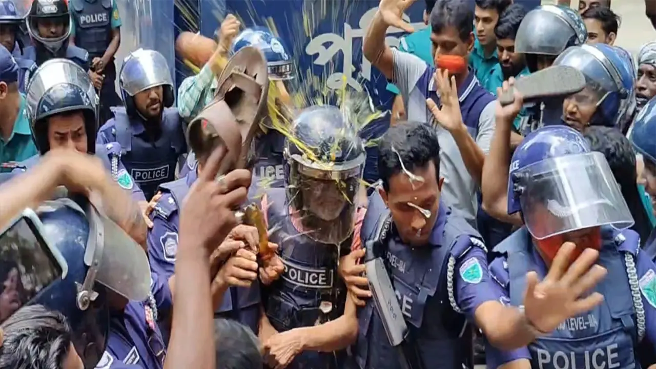 সাবেক বিচারপতি এএইচএম শামসুদ্দিন চৌধুরী মানিককে আদালতে তোলার সময় ডিম ও জুতা নিক্ষেপ। ছবি : সংগৃহীত