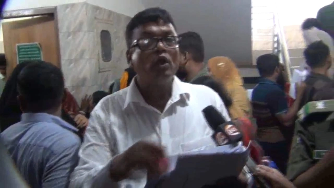 বক্তব্য নিতে গেলে উত্তর না দিয়ে ধাক্কা দিয়ে মাইক্রোফোনসহ ফেলে দিতে উদ্যত হন উত্তম কুমার। ছবি : কালবেলা