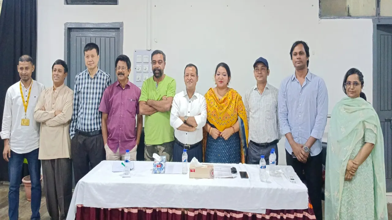 নবগঠিত কর্মকর্তা কল্যাণ সমিতির সদস্যরা। ছবি : কালবেলা