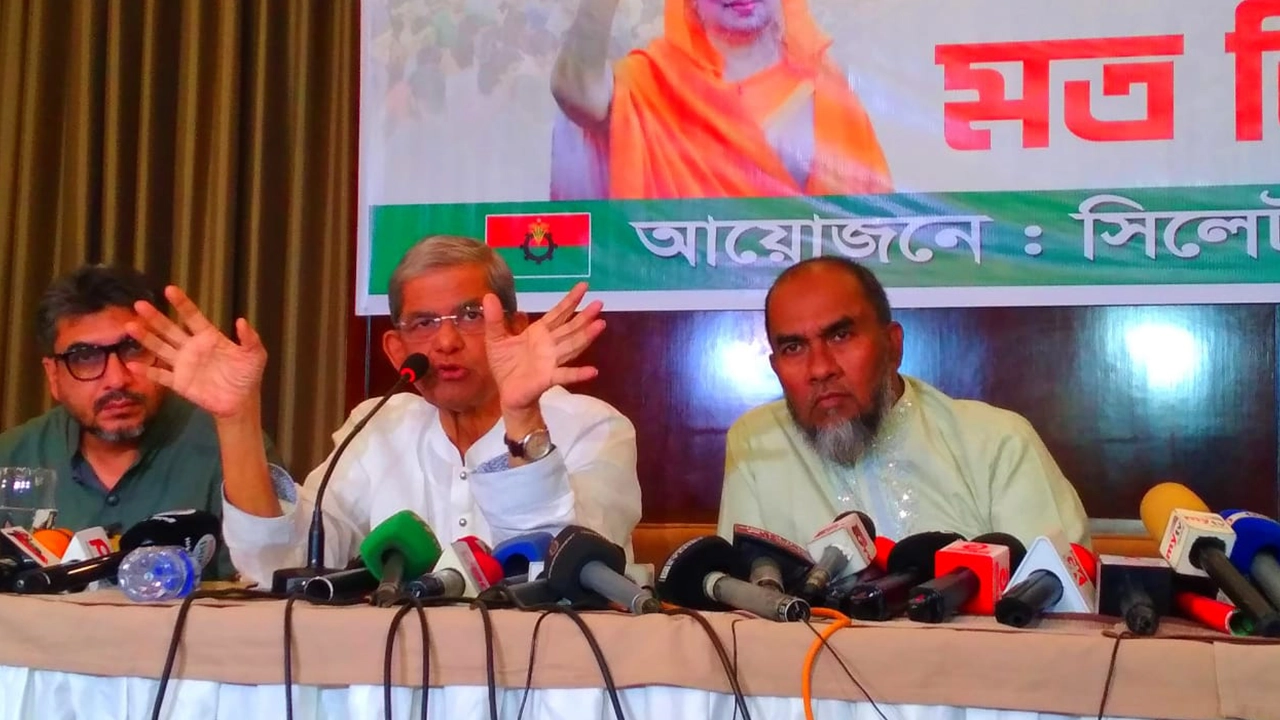 সিলেটের সাংবাদিকদের সঙ্গে মতিবিনিময়কালে কথা বলেন বিএনপির মহাসচিব মির্জা ফখরুল ইসলাম আলমগীর। ছবি : কালবেলা