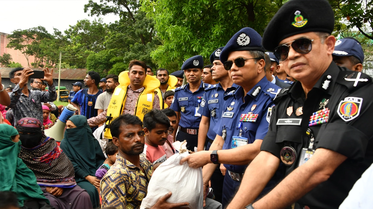 বন্যা ত্রাণ বিতরণ করলেন আইজিপি। ছবি : কালবেলা