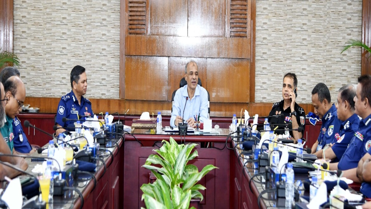 সকালে পুলিশ সদর দপ্তরের হল অব প্রাইডে ঊর্ধ্বতন পুলিশ কর্মকর্তাদের সঙ্গে মতবিনিময়কালে । ছবি: কালবেলা