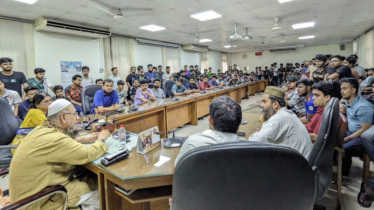 বিক্ষোভের পর উপাচার্য, রেজিস্ট্রার ও শিক্ষকদের সঙ্গে মতবিনিময় করেন শিক্ষার্থীরা। ছবি : কালবেলা
