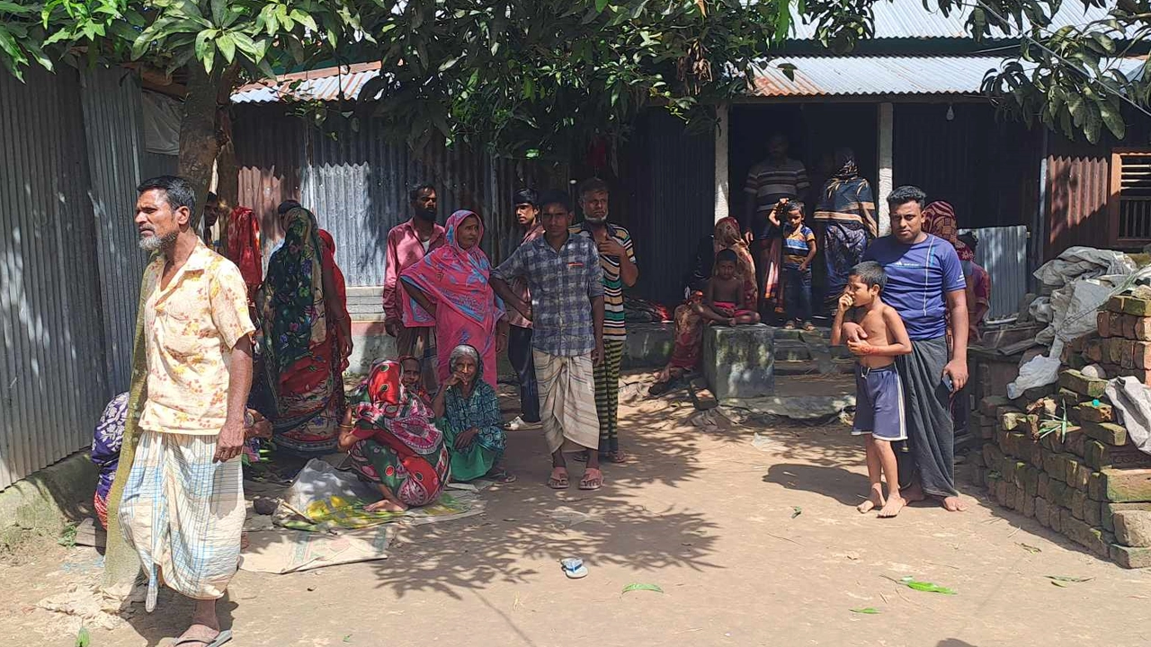 বিদ্যুৎস্পৃষ্টে স্বামী-স্ত্রীর মৃত্যুর ঘটনায় নিহতদের বাড়িতে স্থানীয়দের ভিড়। ছবি : কালবেলা