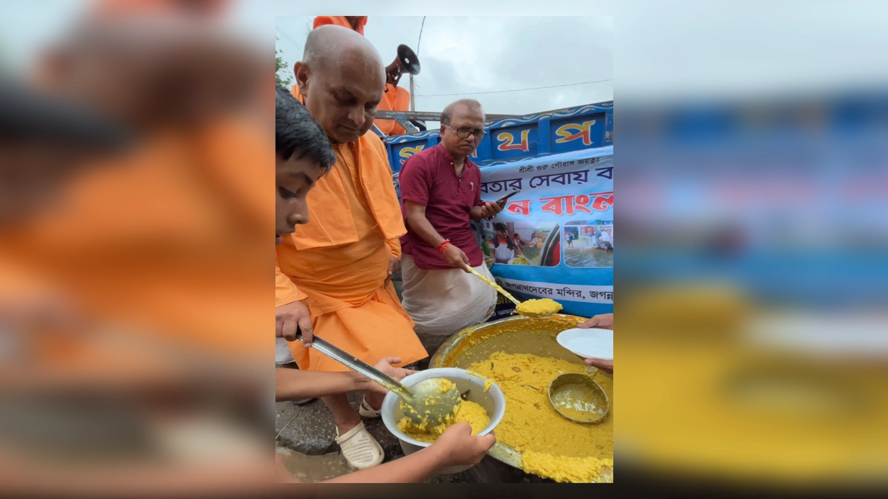বন্যাদুর্গত মানুষের মধ্যে ত্রাণ বিতরণ করছে আন্তর্জাতিক কৃষ্ণভাবনামৃত সংঘ (ইসকন)। ছবি : কালবেলা